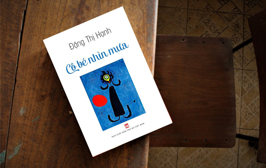 Cô bé nhìn mưa là hồi ức về một gia đình trí thức lớn trong bối cảnh những biến động của lịch sử Việt Nam gần suốt thế kỷ XX. Cô bé nhìn mưa là hồi ức về một gia đình trí thức lớn trong bối cảnh những biến động của lịch sử Việt Nam gần suốt thế kỷ XX.