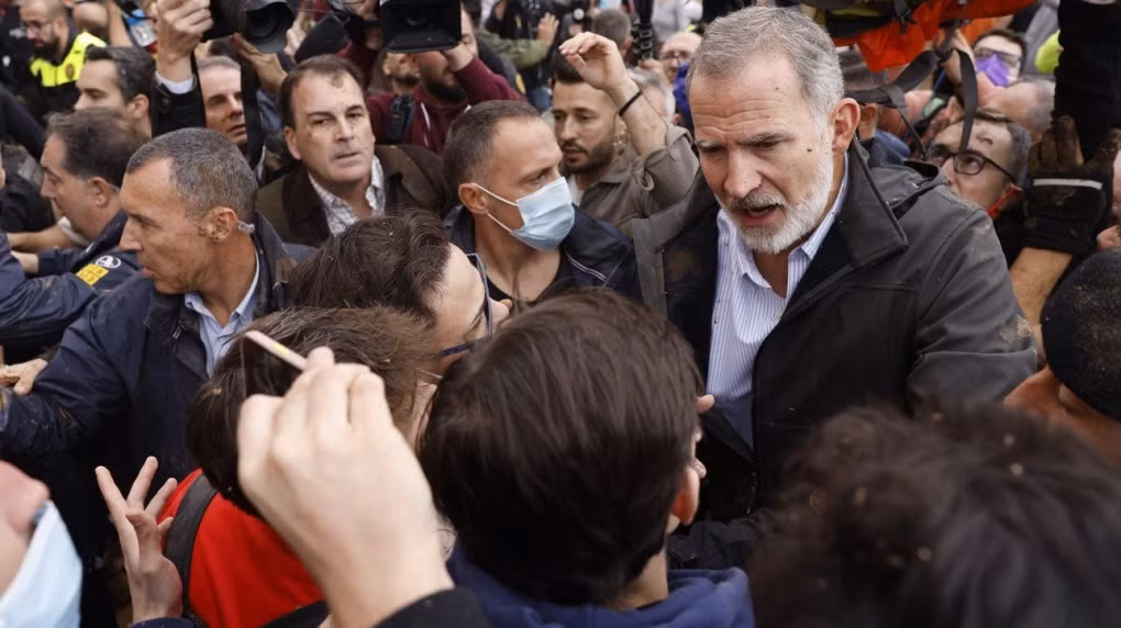 Vua Felipe VI trấn an người dân. Ảnh: EFE.