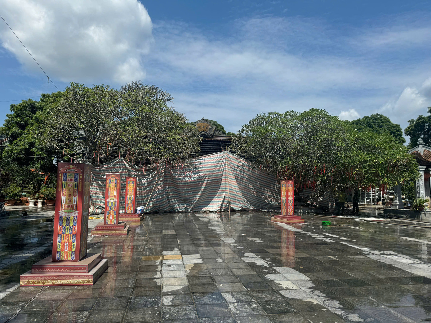 Hình ảnh chùa Phổ Quang sau khi được lực lượng chức năng dập tắt đám cháy. Hình ảnh chùa Phổ Quang sau khi được lực lượng chức năng dập tắt đám cháy.