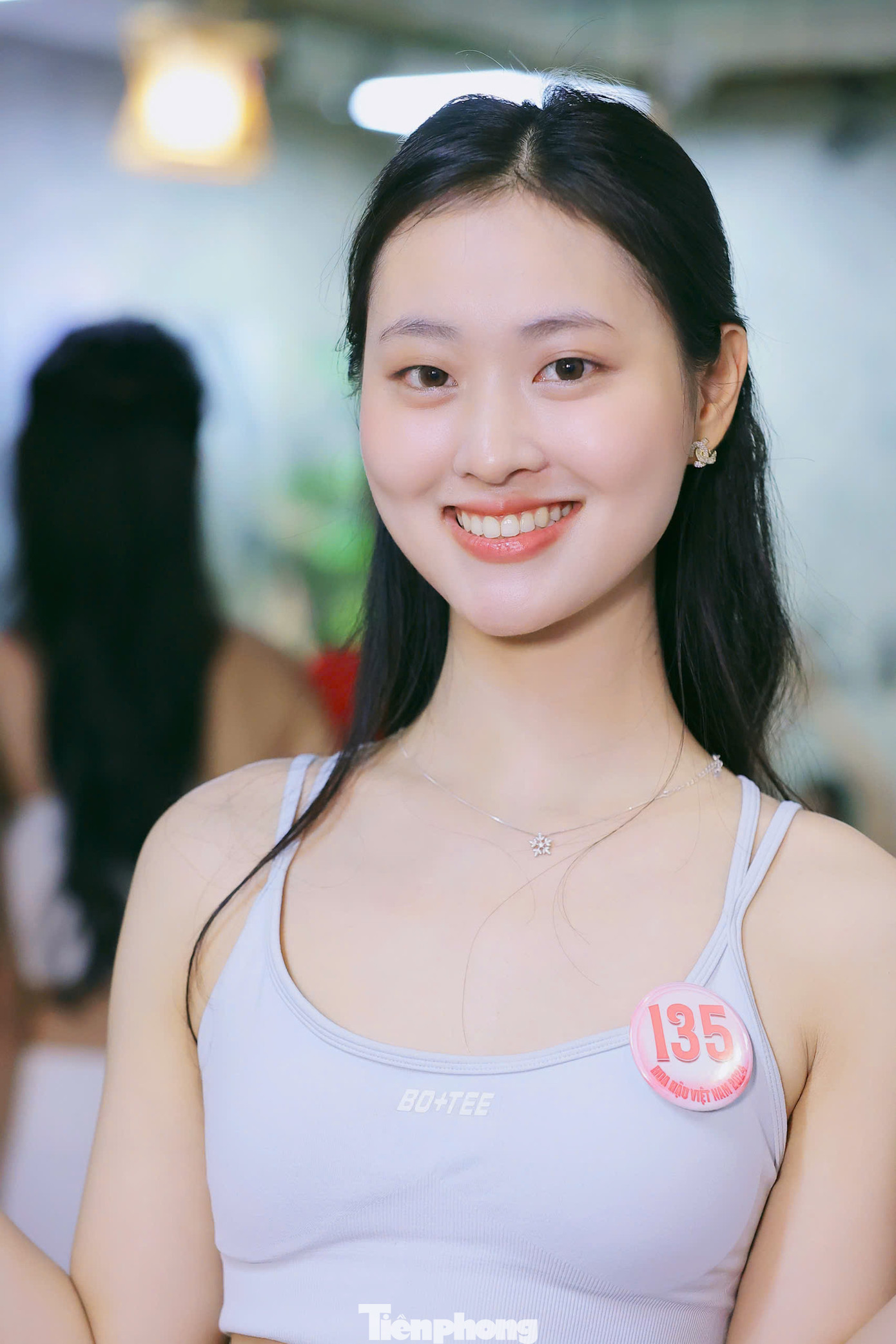 Thí sinh Hoàng Thị Tú Anh (trái) và Lê Thị Mỹ Dung (phải) check-in trong phòng tập. Tú Anh sinh năm 2003, đến từ Nghệ An, là sinh viên Đại học Ngoại thương Hà Nội. Mỹ Dung đến từ Rạch Giá. Cô tốt nghiệp khoa Kịch, Đại học Sân khấu Điện ảnh năm 2023.