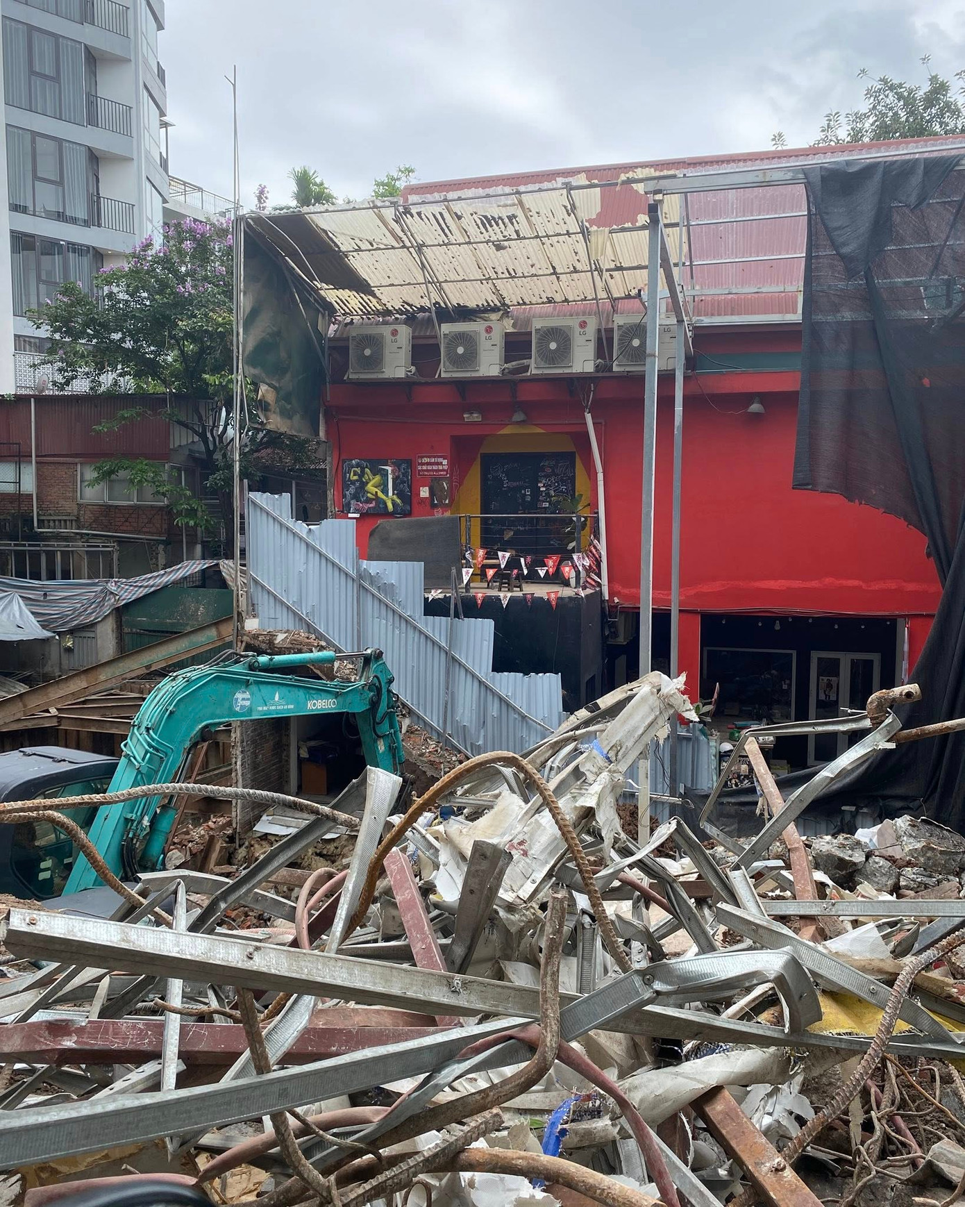 Hanoi Rock City ngừng hoạt động để đảm bảo an toàn trong thời gian khu vực lân cận có công trình xây dựng. Hanoi Rock City ngừng hoạt động để đảm bảo an toàn trong thời gian khu vực lân cận có công trình xây dựng.