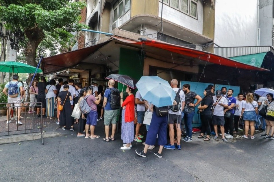 Du khách xếp hàng bên ngoài Rann Jay Fai. Du khách xếp hàng bên ngoài Rann Jay Fai.