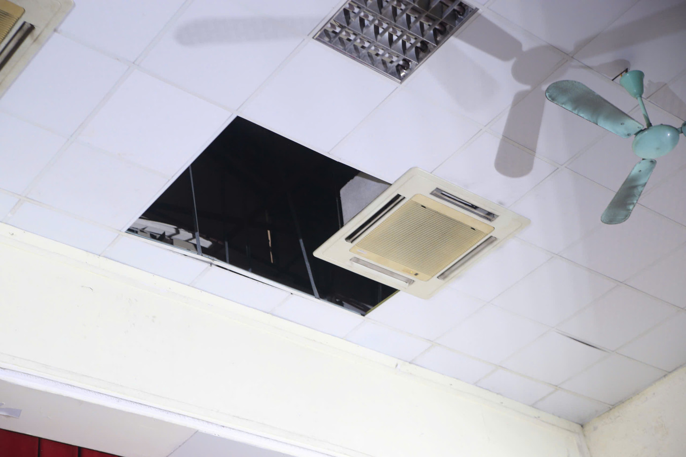 Theo ghi nhận của phóng viên, nhiều mảng tường, trần của nhà hát đã bong tróc. Do cơ sở vật chất xuống cấp, nhà hát không có kho chuyên dụng để cất đồ.