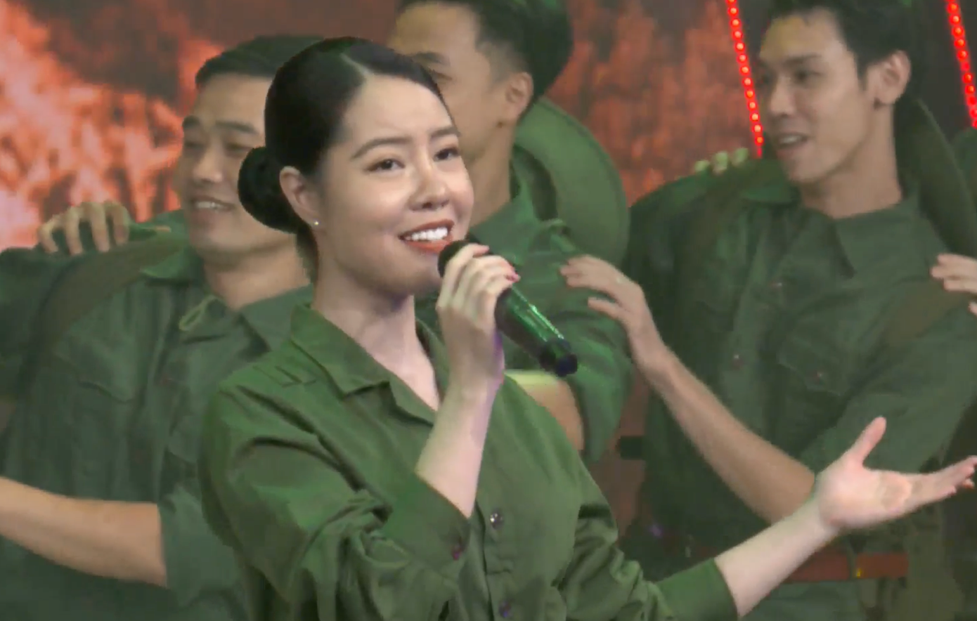 Màu hoa đỏ là khúc tráng ca hào hùng tái hiện những ký ức về một thời hoa lửa.