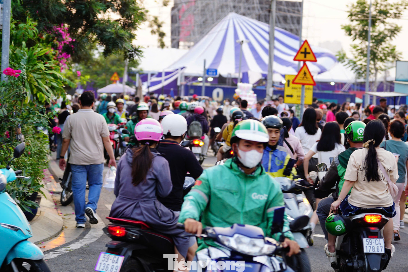 Nhiều khán giả chọn di chuyển bằng xe công nghệ để tiết kiệm thời gian. Khu vực trước cổng check-in tấp nập taxi và xe ôm công nghệ. Hầu hết khán giả chủ động đến sớm trước vài tiếng, tránh tắc đường.