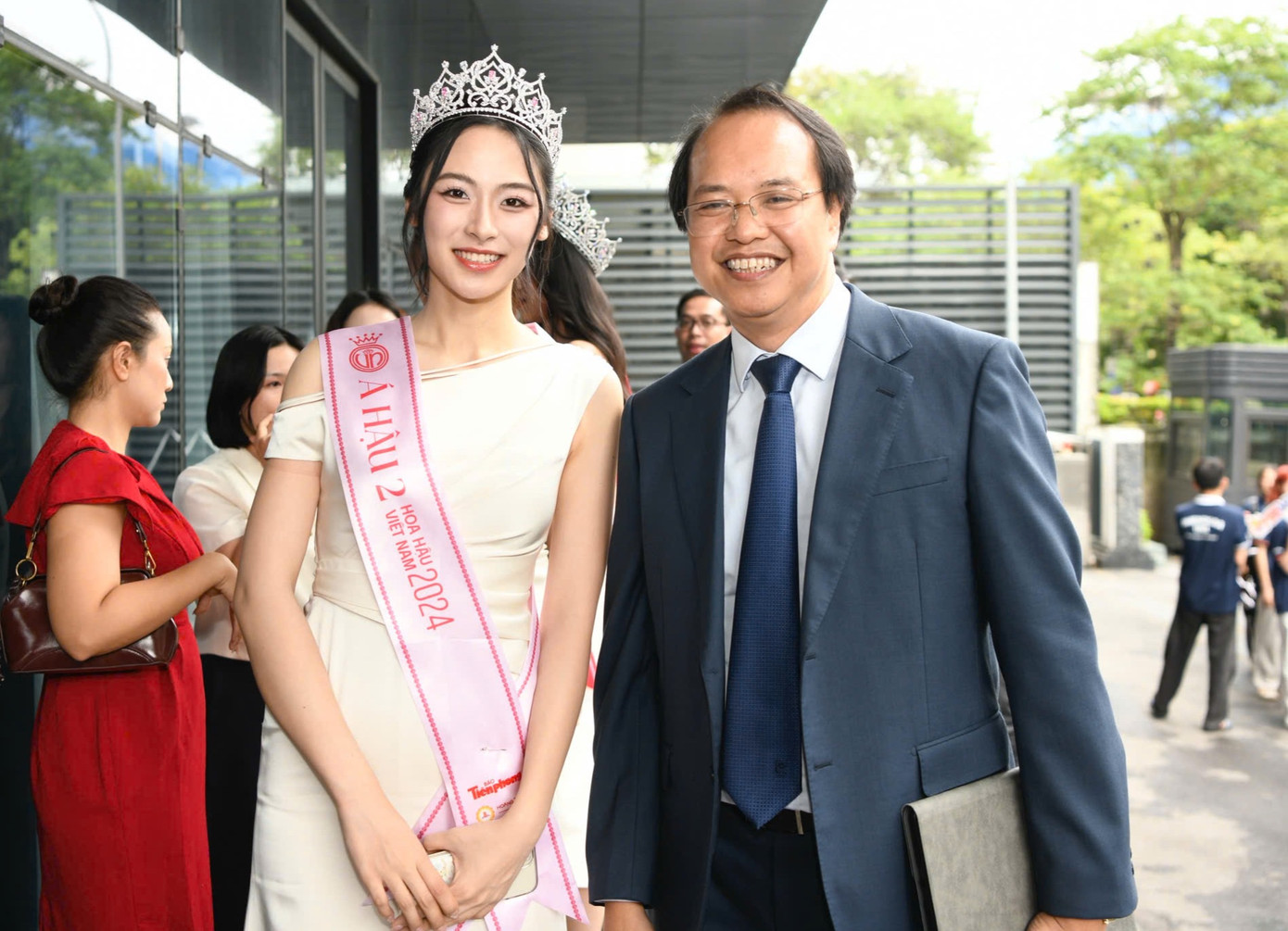 Á hậu Nguyễn Thị Vân Nhi chụp ảnh cùng PGS.TS Nguyễn Phú Khánh - Phó Hiệu trưởng Đại học Phenikaa.