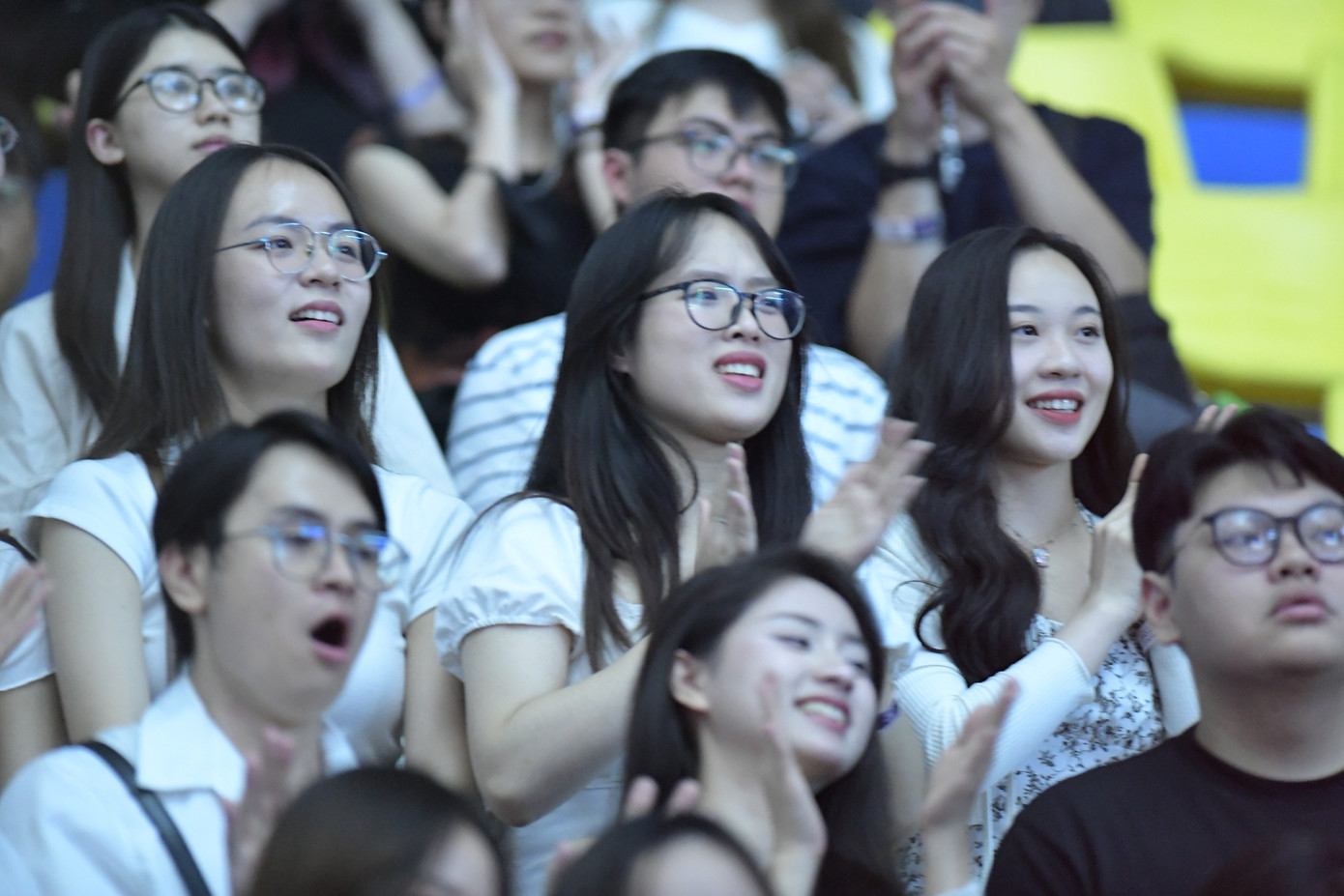 Khán giả vỡ òa cảm xúc. Khán giả vỡ òa cảm xúc.