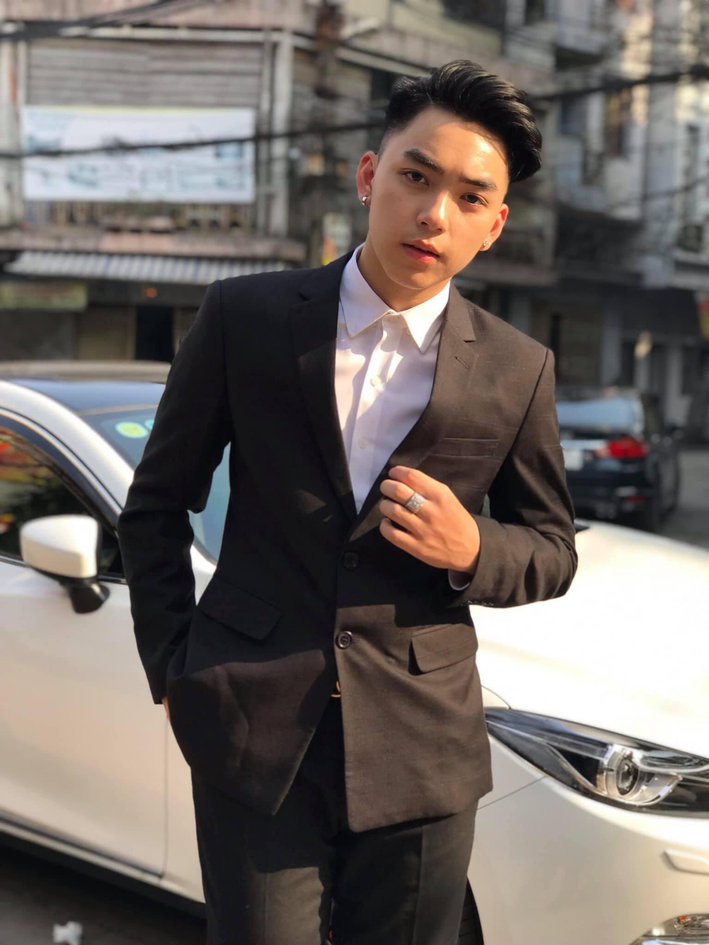 Long Hoàng là gương mặt không còn xa lạ với thế hệ 10x. Long Hoàng là gương mặt không còn xa lạ với thế hệ 10x.