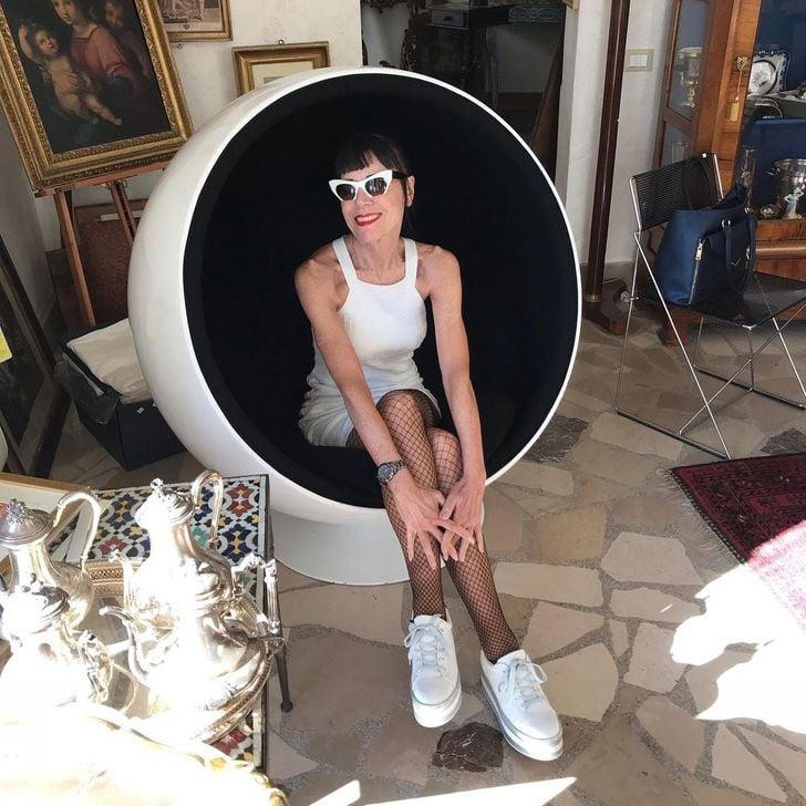 Bà thoải mái diện quần tất, váy ngắn ôm sát body và khéo léo phối những phụ kiện như kính, đồng hồ,...