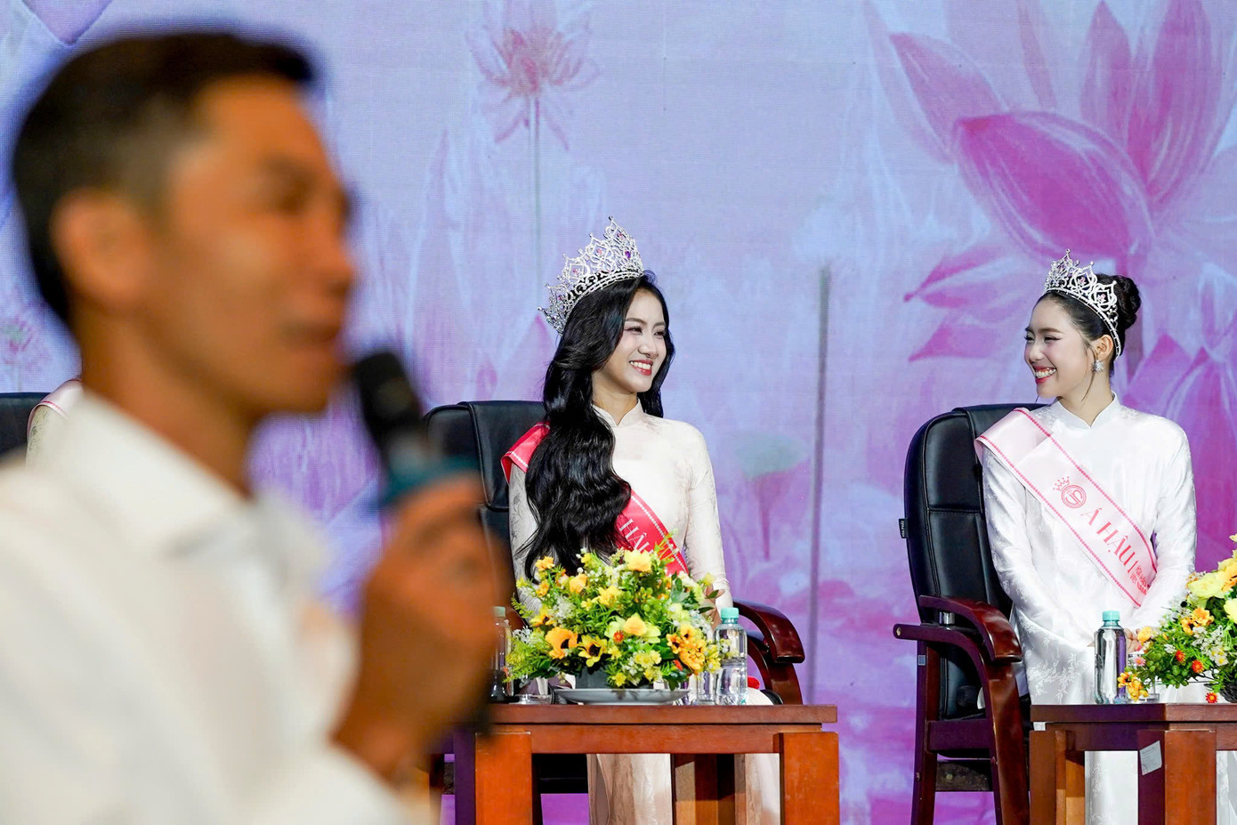 Á hậu Trần Ngọc Châu Anh động viên Hoa hậu Hà Trúc Linh. Ảnh: Phạm Nguyễn. Á hậu Trần Ngọc Châu Anh động viên Hoa hậu Hà Trúc Linh. Ảnh: Phạm Nguyễn.