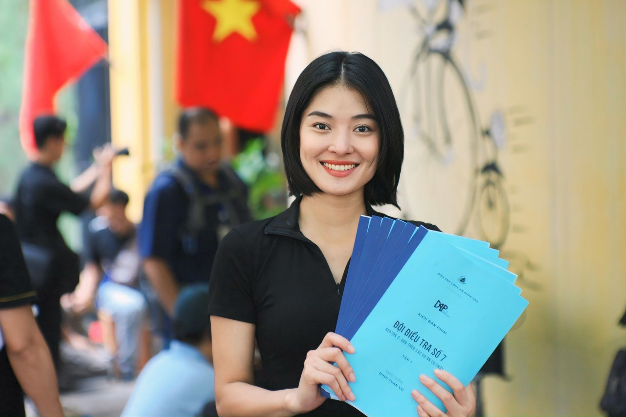 Diễn viên Đỗ Thụy Hòa đóng vai trung úy Vân Quỳnh. Diễn viên Đỗ Thụy Hòa đóng vai trung úy Vân Quỳnh.