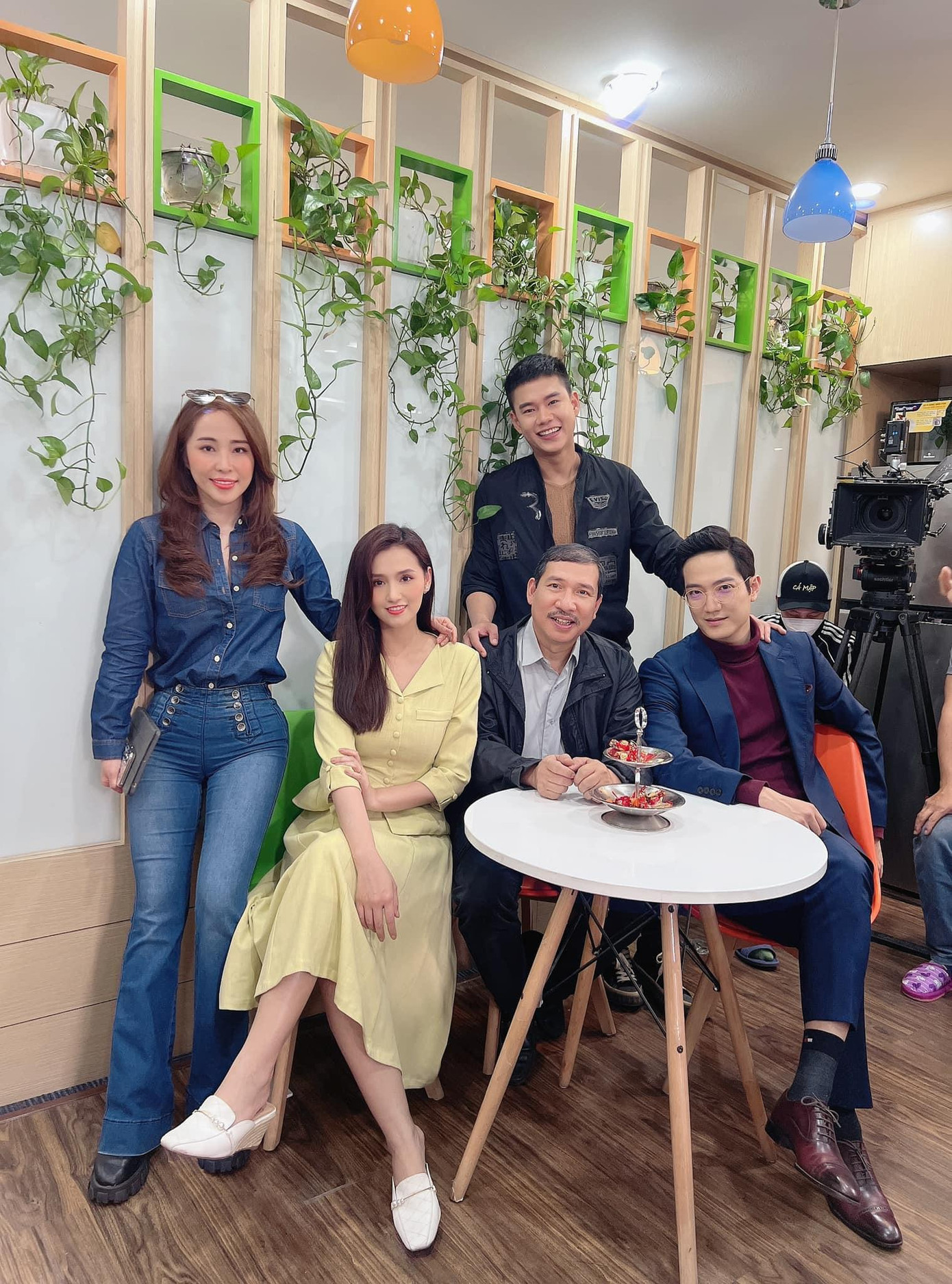 Chồng cũ, vợ cũ, người yêu cũ xoay quanh cuộc sống gia đình Việt (Việt Anh)- một cán bộ công chức nhà nước. Sau cuộc hôn nhân đầu thất bại, anh tìm được hạnh phúc thực sự khi đi bước nữa với Giang (Lã Thanh Huyền), cô gái kém anh nhiều tuổi. Thế nhưng, khi chưa tận hưởng cuộc sống tân hôn được bao lâu, họ lại gặp rắc rối vì sự trở về của những "người cũ". Chồng cũ, vợ cũ, người yêu cũ xoay quanh cuộc sống gia đình Việt (Việt Anh)- một cán bộ công chức nhà nước. Sau cuộc hôn nhân đầu thất bại, anh tìm được hạnh phúc thực sự khi đi bước nữa với Giang (Lã Thanh Huyền), cô gái kém anh nhiều tuổi. Thế nhưng, khi chưa tận hưởng cuộc sống tân hôn được bao lâu, họ lại gặp rắc rối vì sự trở về của những "người cũ".