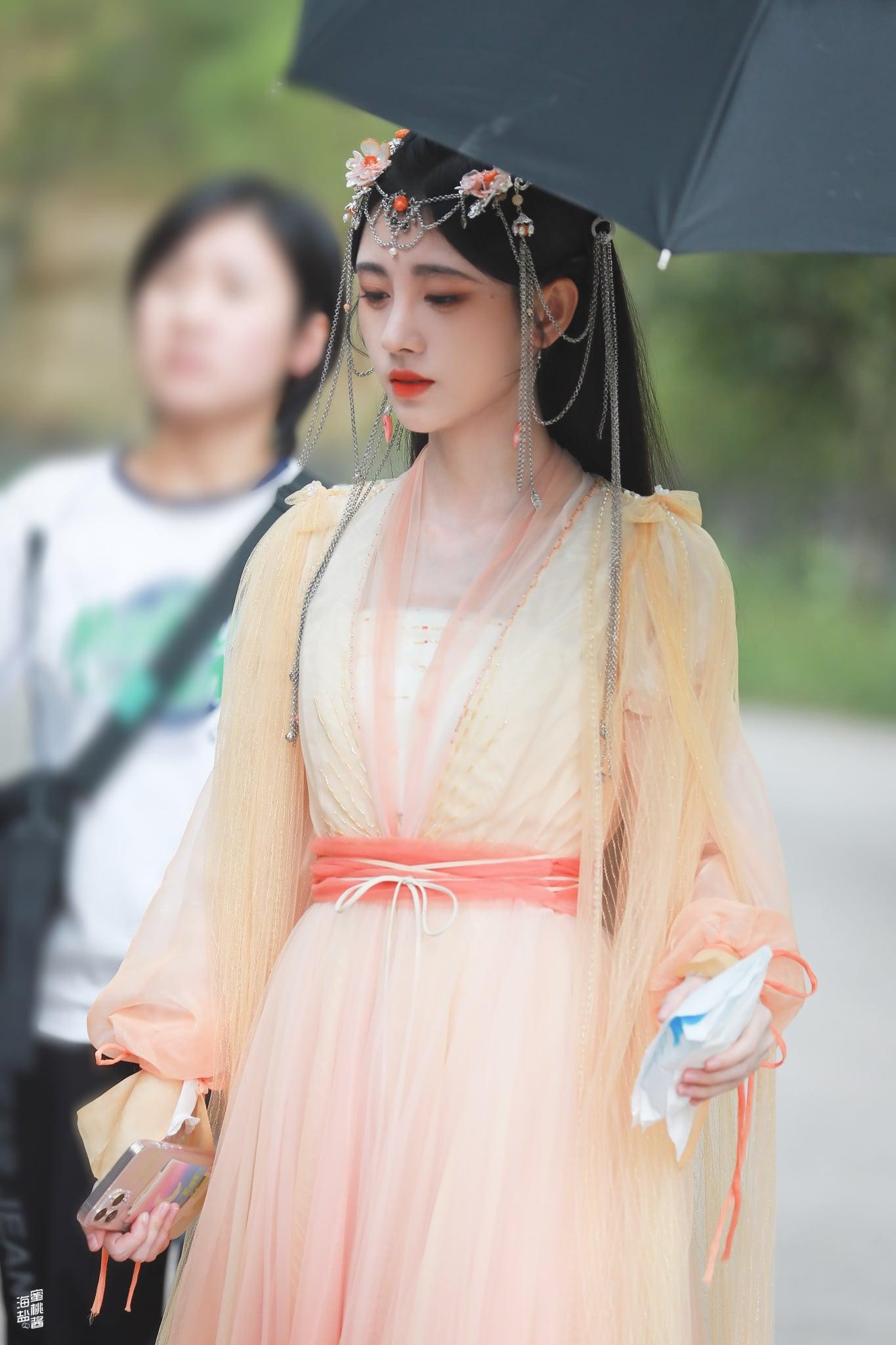 Cúc Tịnh Y trung thành với kiểu trang điểm mắt và môi màu đỏ cam đậm, kiểu tóc và trang phục cũng không có sự ấn tượng, đột phá. Trên Weibo, cư dân mạng bình luận nữ diễn viên có tạo hình như những hotgirl mạng, không mang dáng dấp của người nổi tiếng. Cúc Tịnh Y trung thành với kiểu trang điểm mắt và môi màu đỏ cam đậm, kiểu tóc và trang phục cũng không có sự ấn tượng, đột phá. Trên Weibo, cư dân mạng bình luận nữ diễn viên có tạo hình như những hotgirl mạng, không mang dáng dấp của người nổi tiếng.