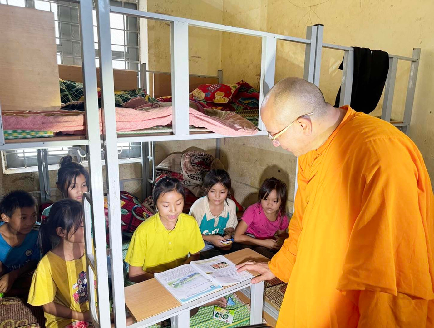 Thầy Thích Trúc Thái Minh thăm và tặng quà các em học sinh trường tiểu học Pa Thơm. Thầy Thích Trúc Thái Minh thăm và tặng quà các em học sinh trường tiểu học Pa Thơm.