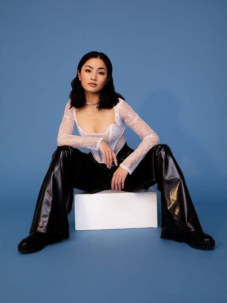 Chia sẻ với Vogue, nữ diễn viên 9x cho biết tuổi thơ của cô gắn liền với loạt phim bom tấn hành động nổi tiếng này. Anna Sawai luôn nhìn thấy hình bóng của mình trong những vai diễn của phim