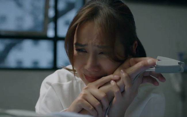 Dương đau đớn khi ông Quảng lâm bệnh. Ảnh: CMH.