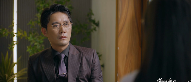 Khôi muốn tiến gần hơn với Nguyệt nhưng bị cô từ chối. Khôi muốn tiến gần hơn với Nguyệt nhưng bị cô từ chối.