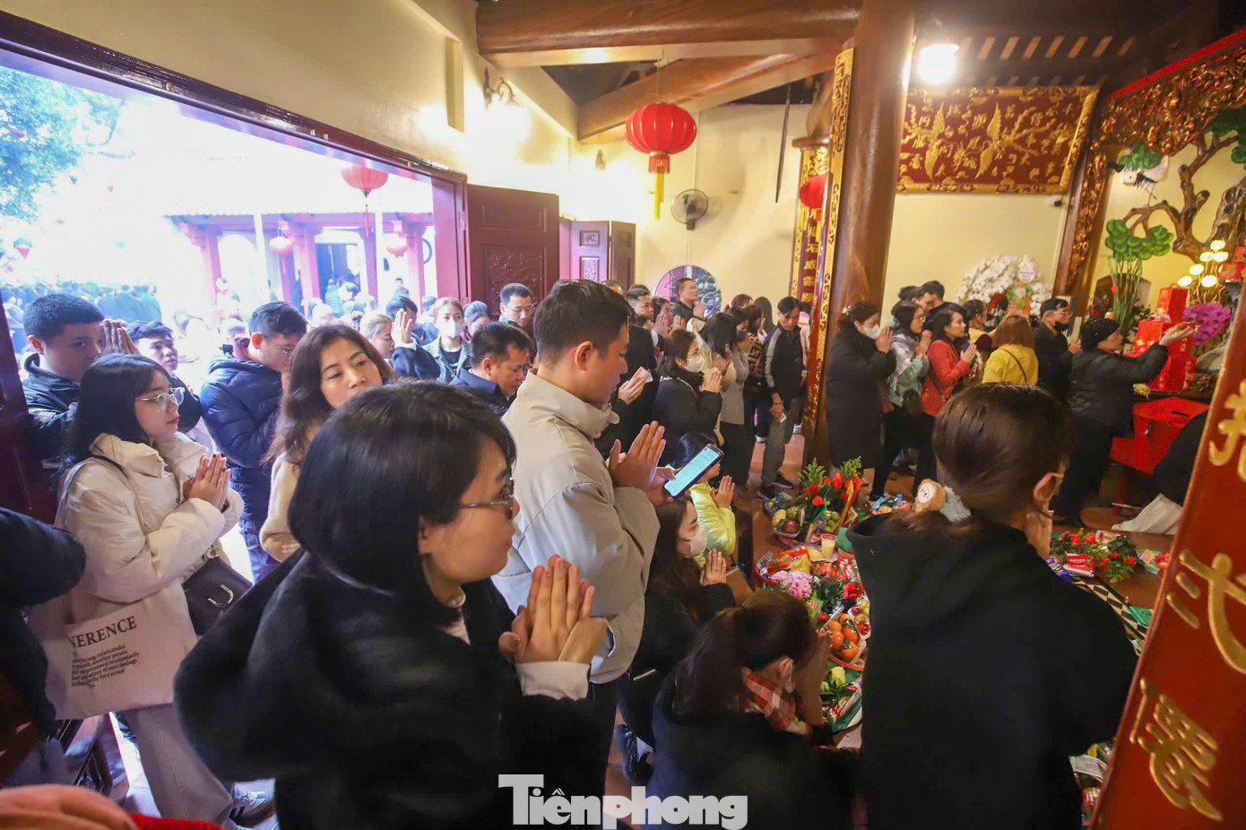 Khách đến phủ Tây Hồ vào ngày Rằm tháng Giêng tuy đông nhưng không xảy ra tình trạng chen lấn.