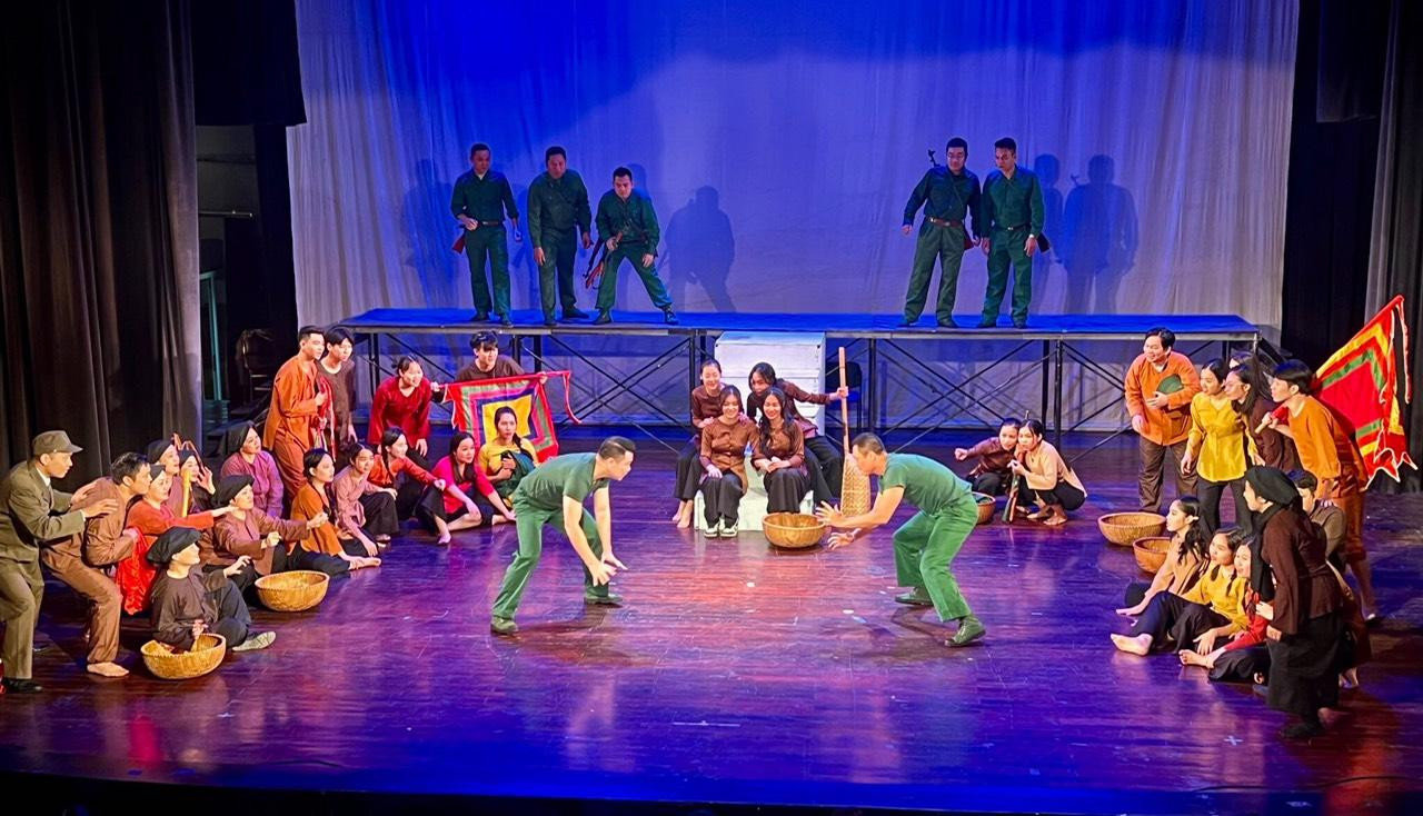 Các nghệ sĩ trong đêm sơ duyệt Bài ca tình yêu. Ảnh: ĐHVHNTQĐ. Các nghệ sĩ trong đêm sơ duyệt Bài ca tình yêu. Ảnh: ĐHVHNTQĐ.