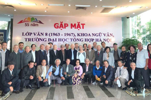 Tổng Bí thư Nguyễn Phú Trọng chụp ảnh lưu niệm tại buổi gặp mặt lớp Văn K8 (1963-1967), Đại học Tổng hợp Hà Nội.