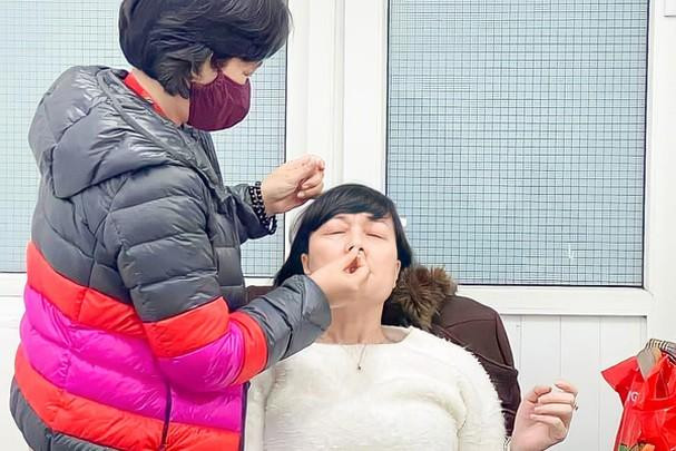 Các nghệ sĩ thực hiện test nhanh COVID-19 trước mỗi buổi tập. Các nghệ sĩ thực hiện test nhanh COVID-19 trước mỗi buổi tập.