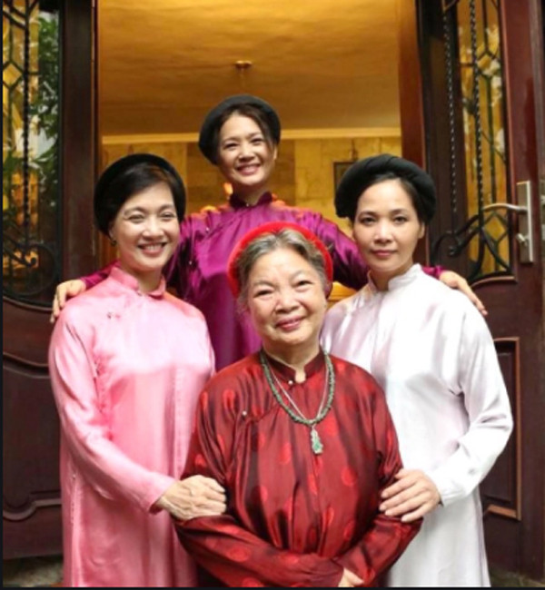 NSƯT Lê Mai bên ba con gái. NSƯT Lê Mai bên ba con gái.