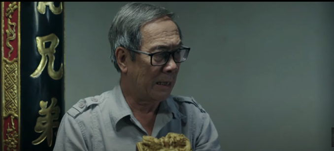 Ông Bá thấy lạ khi hộp trà đã mở sẵn. Đức không bao giờ thiếu chu đáo như vậy. Ảnh: CMH.