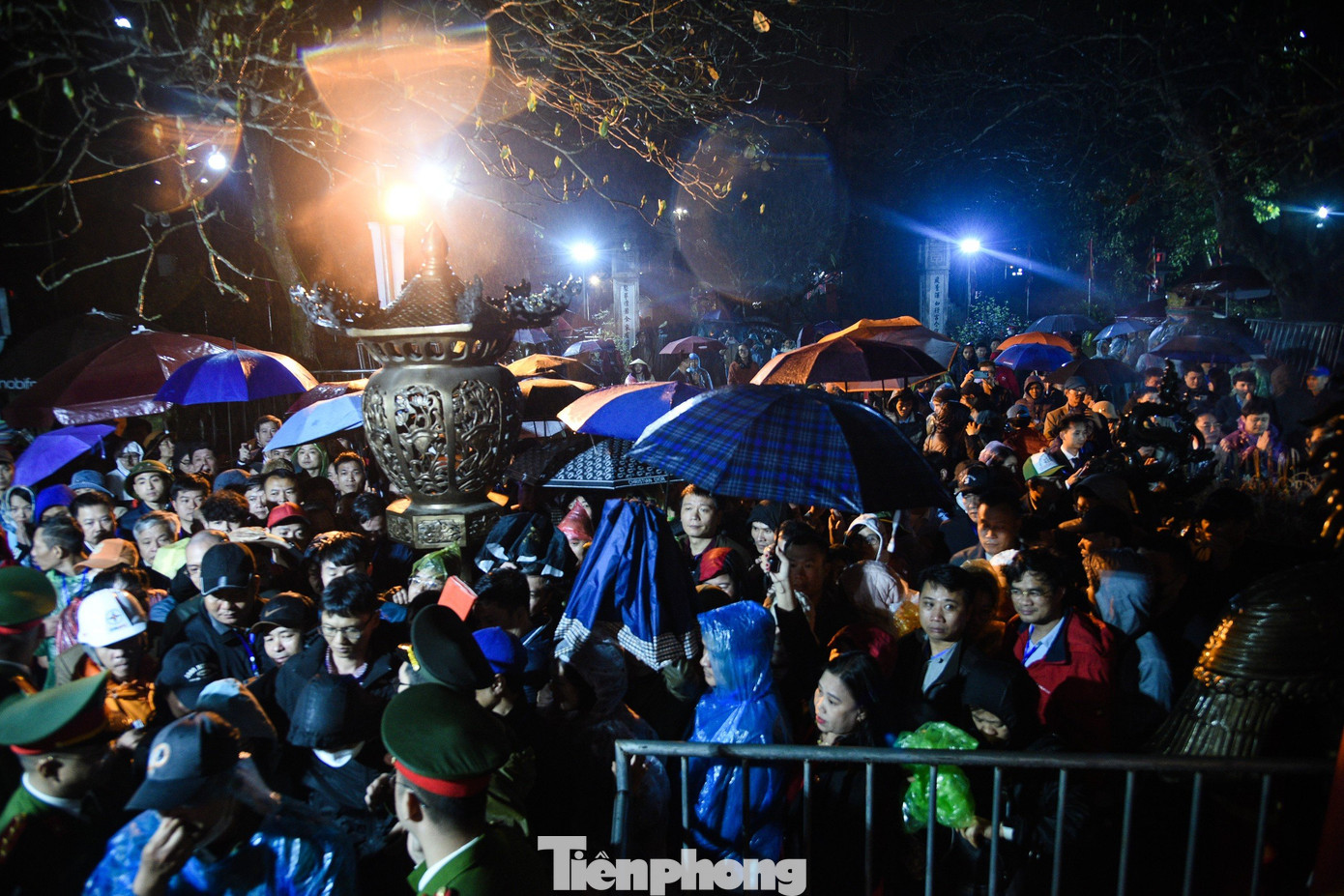 Sau lễ khai ấn, người dân ùa vào sân đền. Ảnh: Trọng Tài.