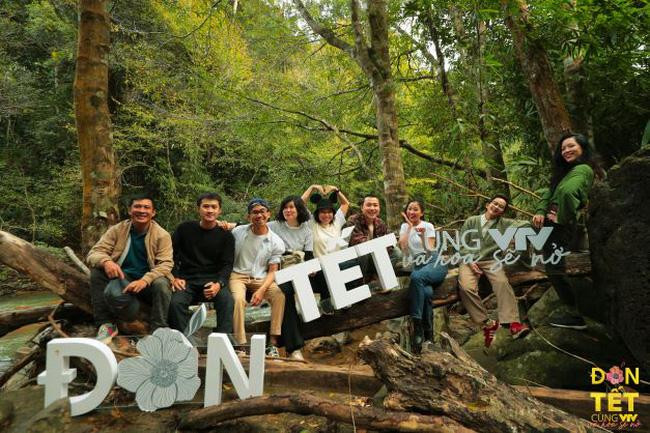 Ê-kíp thực hiện phóng sự ngoại cảnh của chương trình.