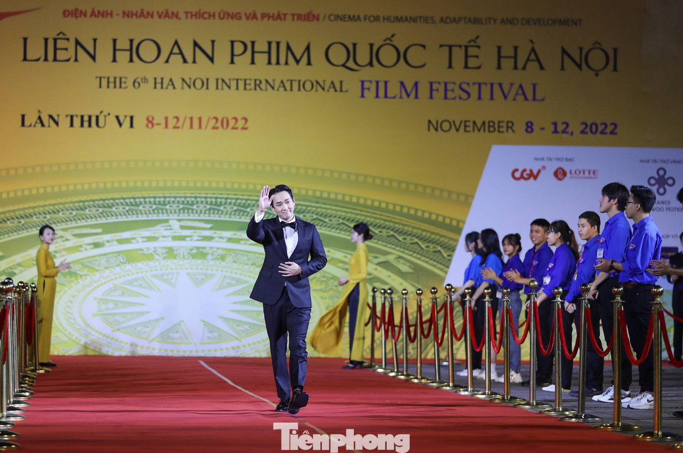 Diễn viên Hứa Vĩ Văn xuất hiện với trang phục vest bảnh bao, nhã nhặn. Hai năm trở lại đây, anh có vai diễn ấn tượng trong các phim điện ảnh Tiệc trăng máu, Nghề siêu dễ. Ảnh: NHƯ Ý.