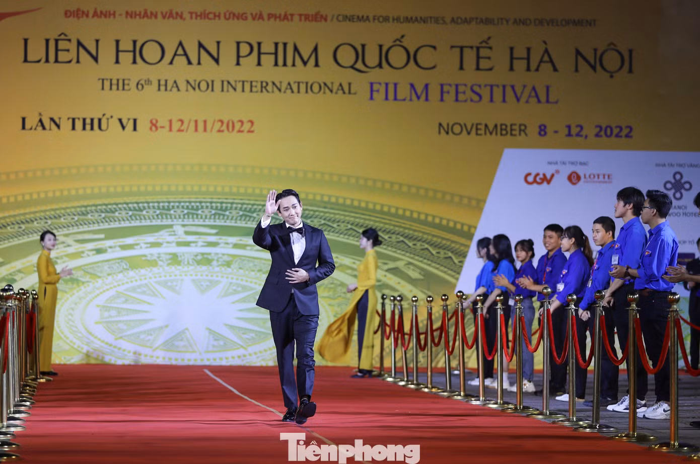 Diễn viên Hứa Vĩ Văn xuất hiện với trang phục vest bảnh bao, nhã nhặn. Hai năm trở lại đây, anh có vai diễn ấn tượng trong các phim điện ảnh Tiệc trăng máu, Nghề siêu dễ. Ảnh: NHƯ Ý.