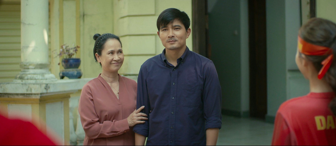 Cả nhà đưa bệnh nhân ung thư đi chụp ảnh thờ.