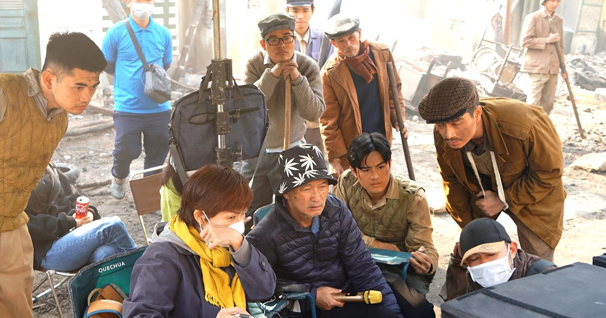 Đạo diễn Phi Tiến Sơn chỉ đạo các cảnh quay của Đào, phở và piano. Đạo diễn Phi Tiến Sơn chỉ đạo các cảnh quay của Đào, phở và piano.