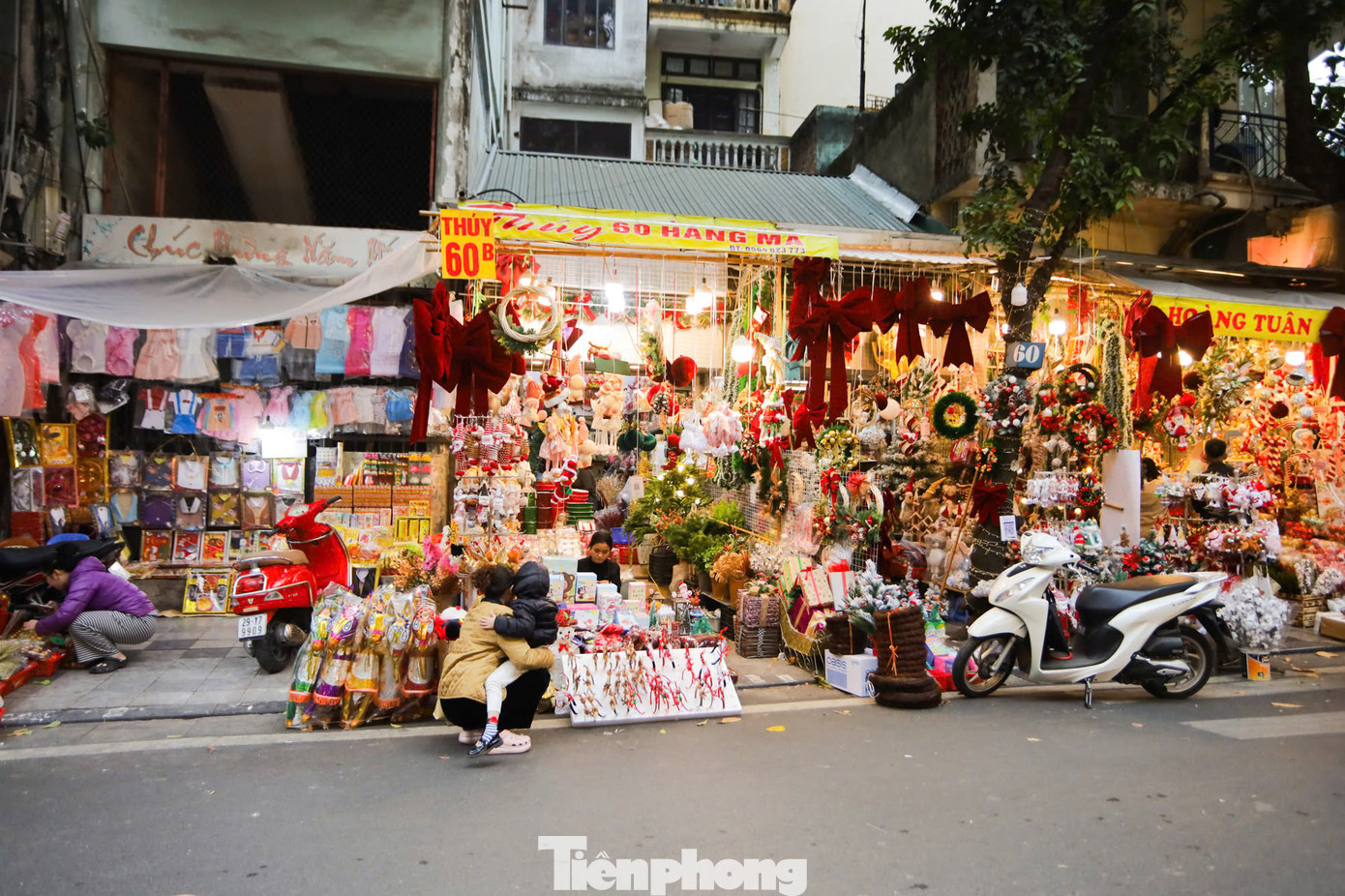 Đồ Giáng sinh được nhập về từ giữa tháng 10.