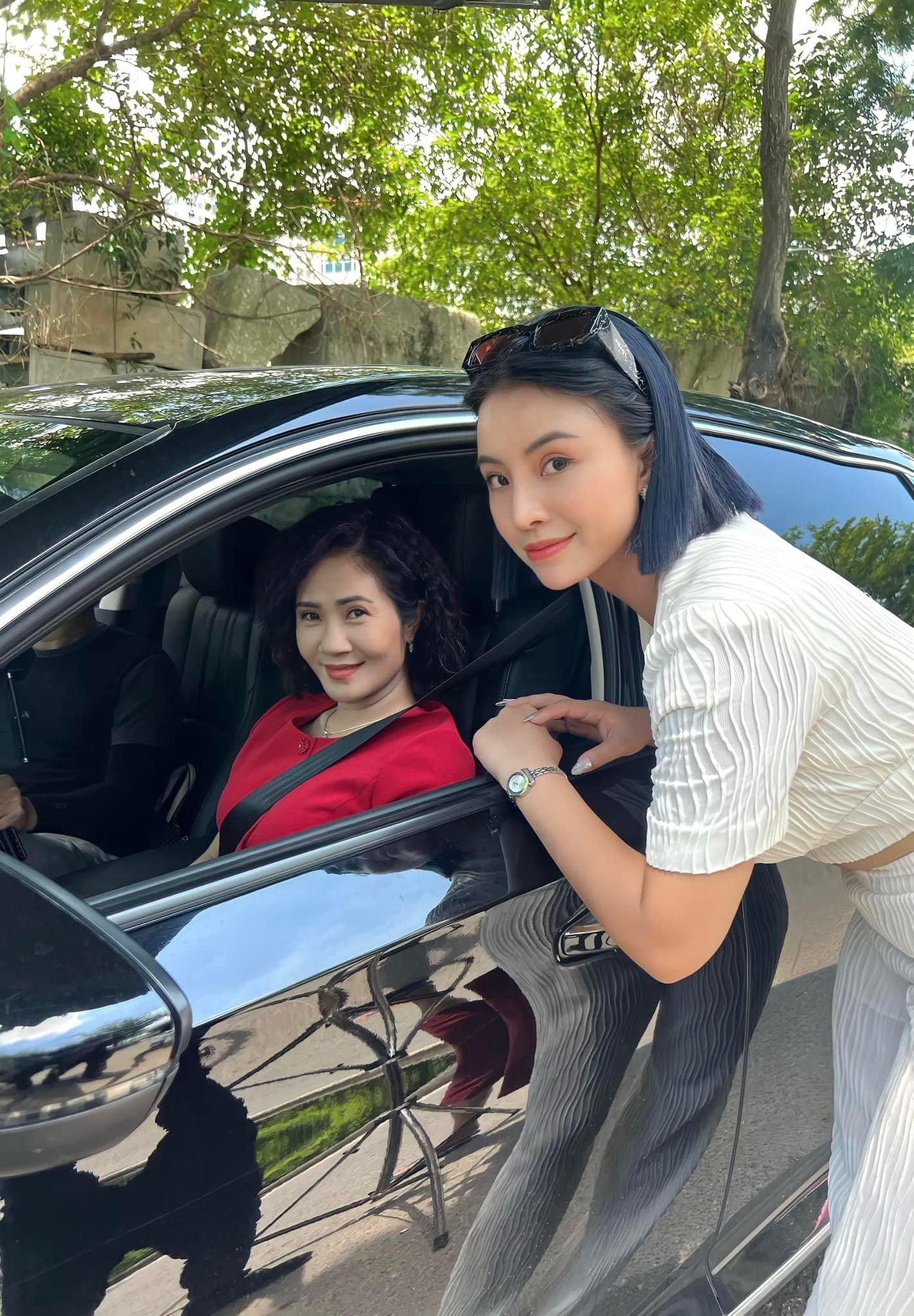 Trong loạt ảnh hậu trường mà Hồng Liên chia sẻ, nhân vật Bình là người phụ nữ trẻ trung, quyến rũ và giàu có.