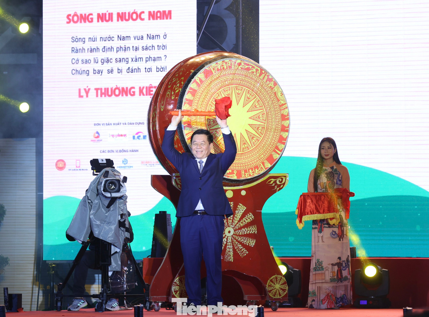 Trưởng Ban Tuyên giáo Trung ương Nguyễn Trọng Nghĩa đánh trống khai mạc sự kiện chính của Ngày thơ Việt Nam lần thứ 21. Ảnh: NHƯ Ý. Trưởng Ban Tuyên giáo Trung ương Nguyễn Trọng Nghĩa đánh trống khai mạc sự kiện chính của Ngày thơ Việt Nam lần thứ 21. Ảnh: NHƯ Ý.