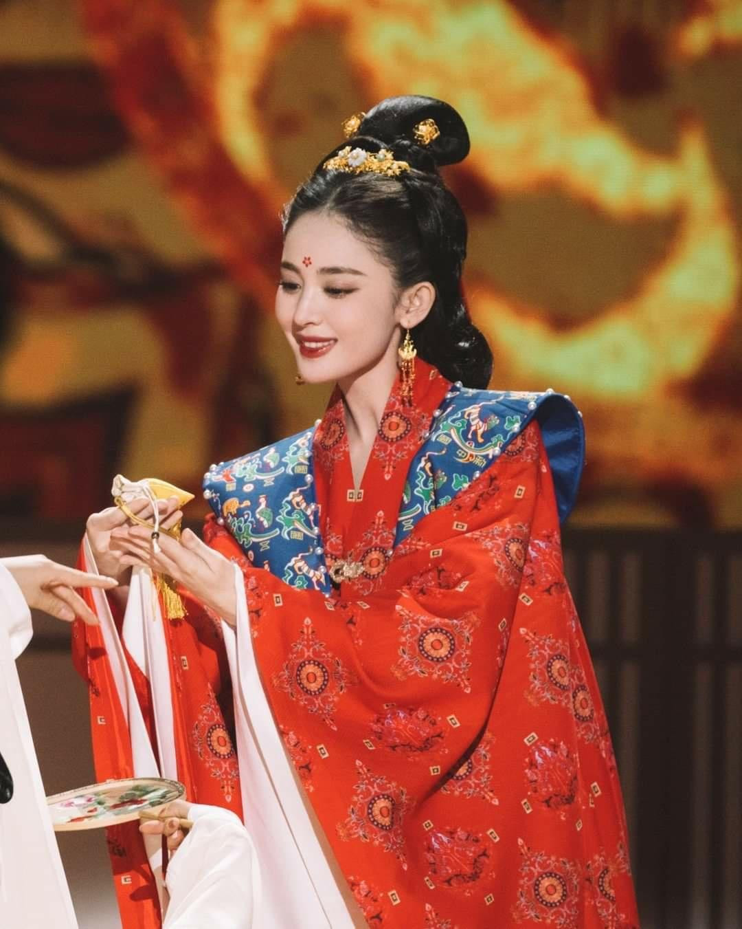 Nữ diễn viên liên tục thay đổi trang phục trên sân khấu.