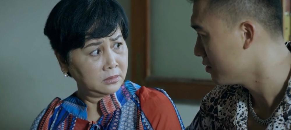 Dù không có quá nhiều đất diễn, mẹ Phong vẫn là nhân vật đủ sức gây ấn tượng với khán giả. Đó là một nhân vật rất "đời", mang lại cho mạch phim những giây phút nhẹ nhàng, gần gũi giữa những căng thẳng của các vụ điều tra, phá án. Ảnh: FBNV Dù không có quá nhiều đất diễn, mẹ Phong vẫn là nhân vật đủ sức gây ấn tượng với khán giả. Đó là một nhân vật rất "đời", mang lại cho mạch phim những giây phút nhẹ nhàng, gần gũi giữa những căng thẳng của các vụ điều tra, phá án. Ảnh: FBNV