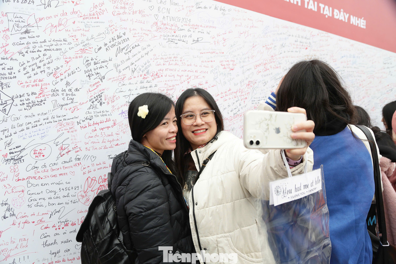 Hai khán giả nữ trung tuổi check-in ở khu vực trải nghiệm. Nhiều khán giả làm quen qua mạng xã hội, rủ nhau thuê chung xe để tiết kiệm chi phí. Một số khán giả ở xa lựa chọn thuê homestay gần khu vực Ocean Park 3.