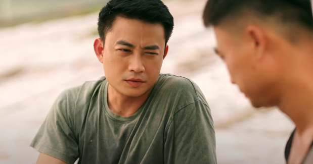 Hùng ở Làng trong phố giúp Tiến Lộc ghi dấu ấn ở dạng vai chính diện, dù trước đó nhân vật này khiến khán giả nghi ngờ sẽ phá hoại hạnh phúc gia đình Hiếu (Duy Hưng).