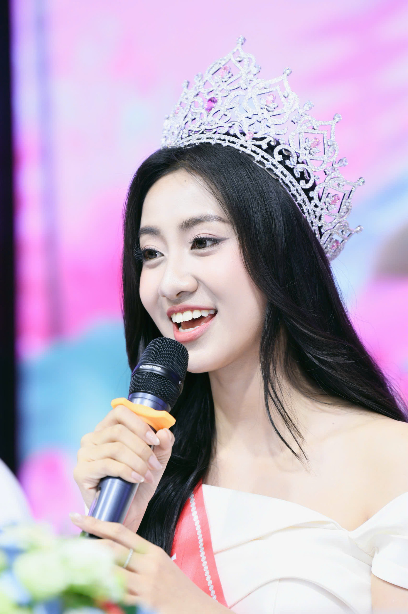 Hoa hậu Hà Trúc Linh và Á hậu 2 Nguyễn Thị Vân Nhi trả lời câu hỏi của phóng viên. Ảnh: Trọng Tài.