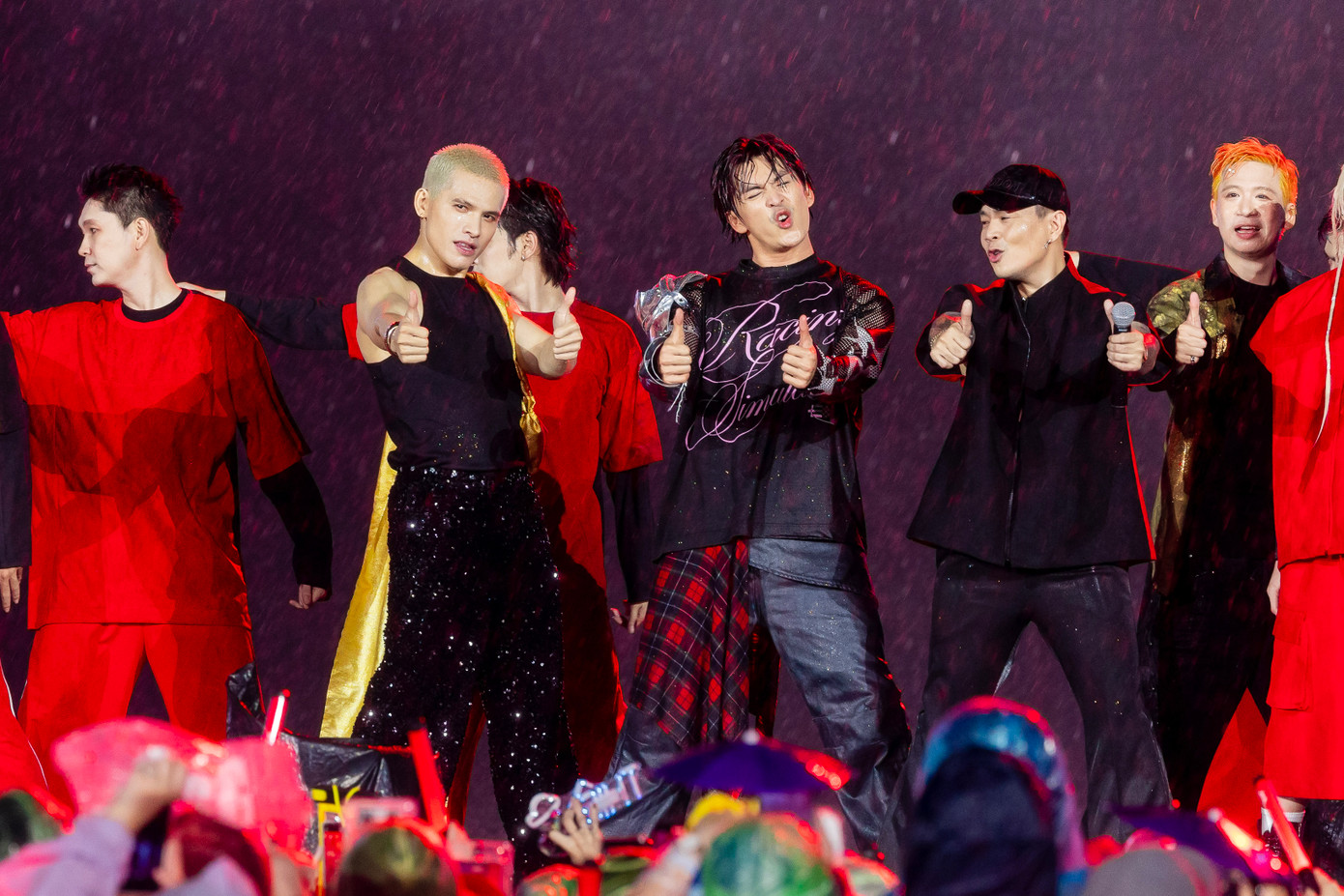 Các tiết mục được chia theo 7 chủ đề: Chất chơi, Trào phúng, Lắng đọng, Văn hóa, Hit, Hồi ức, Quẩy dưới mưa.