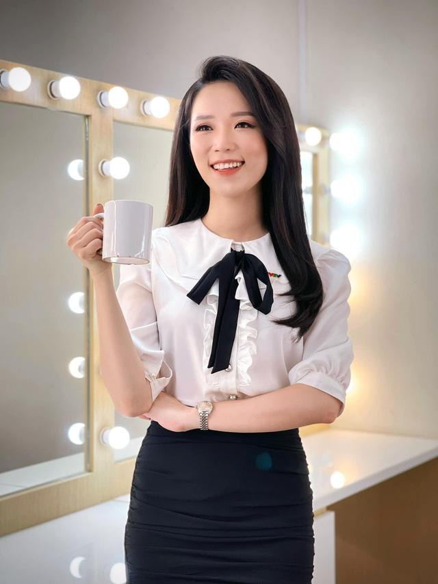 Nữ MC xinh đẹp sở hữu chiều cao ấn tượng và thành tích học tập đáng nể.