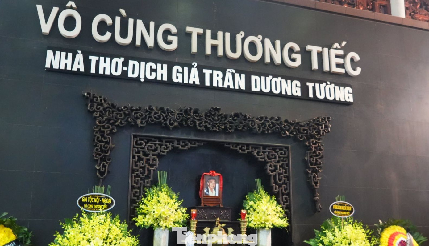 Nhà thơ, dịch giả Dương Tường rời cõi tạm ngày 24/2 tại bệnh viện Quân y 108, Hà Nội. Lễ viếng diễn ra từ 9h15 đến 10h30 ngày 1/3 (tức 10 tháng 2 năm Quý Mão). Lễ truy điệu được cử hành vào 10h45 cùng ngày tại Nhà tang lễ Quốc gia (số 5 Trần Thánh Tông, Hà Nội). Ảnh: TRỌNG QUÂN.