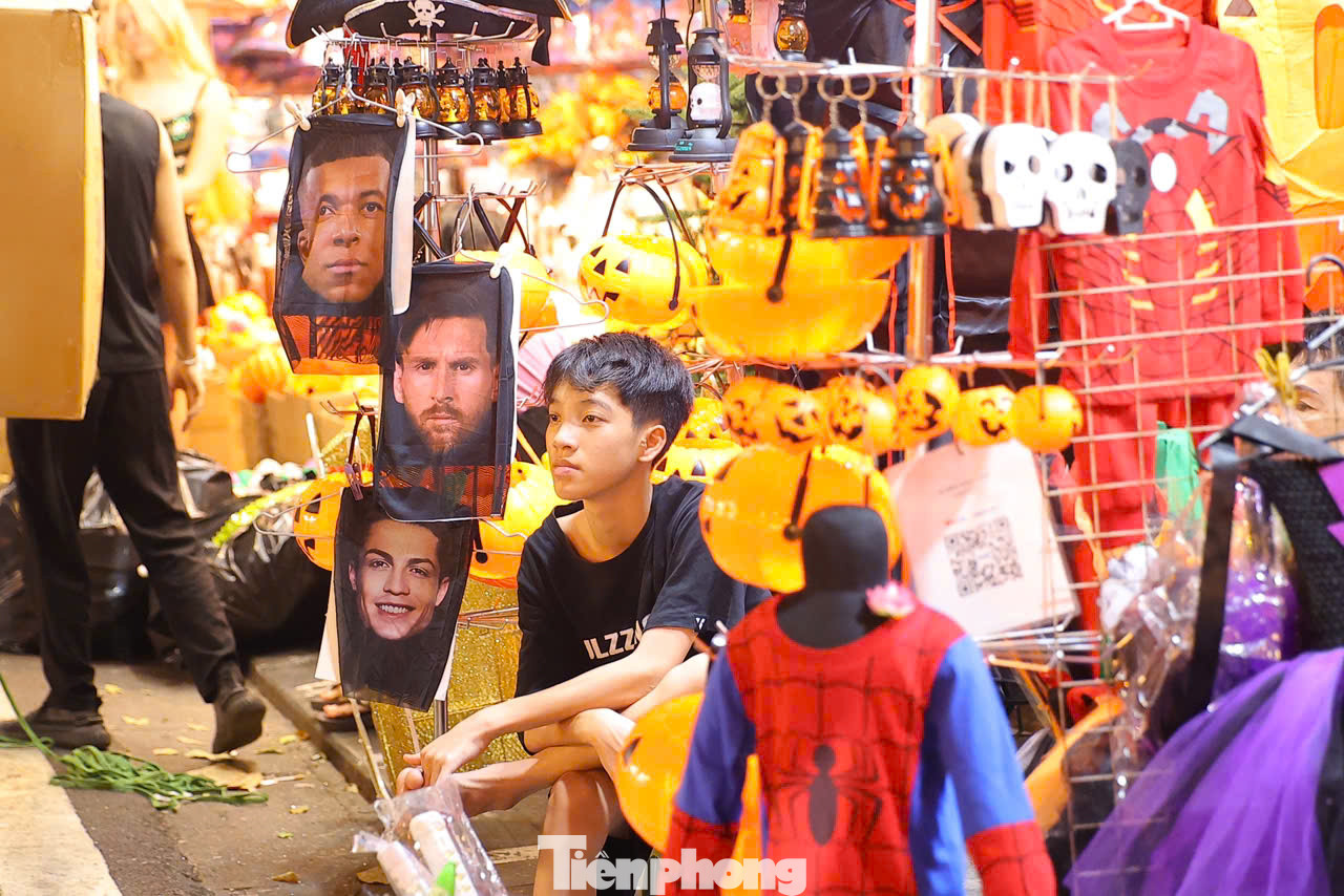Một cửa hàng trên phố Hàng Mã bày mặt nạ của các cầu thủ nổi tiếng ngay tại lối vào. Giá bán của các cửa hàng hầu như không chênh lệch, khoảng 35.000 đồng/chiếc.