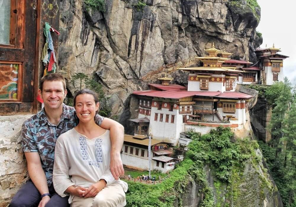 Bhutan nằm giữa Trung Quốc và Ấn Độ, lọt thỏm trong vùng rừng núi của dãy Himalaya. Bhutan nằm giữa Trung Quốc và Ấn Độ, lọt thỏm trong vùng rừng núi của dãy Himalaya.