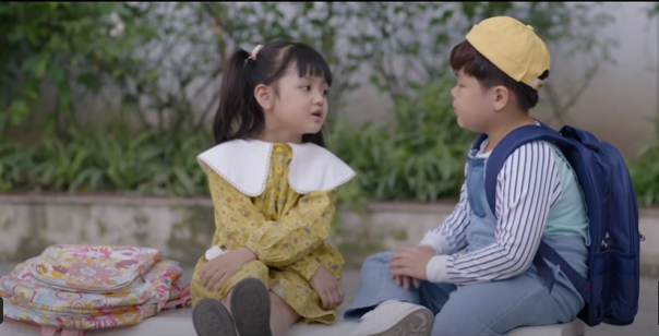 Bé Happy muốn tìm chồng cho mẹ. Ảnh: CMH.