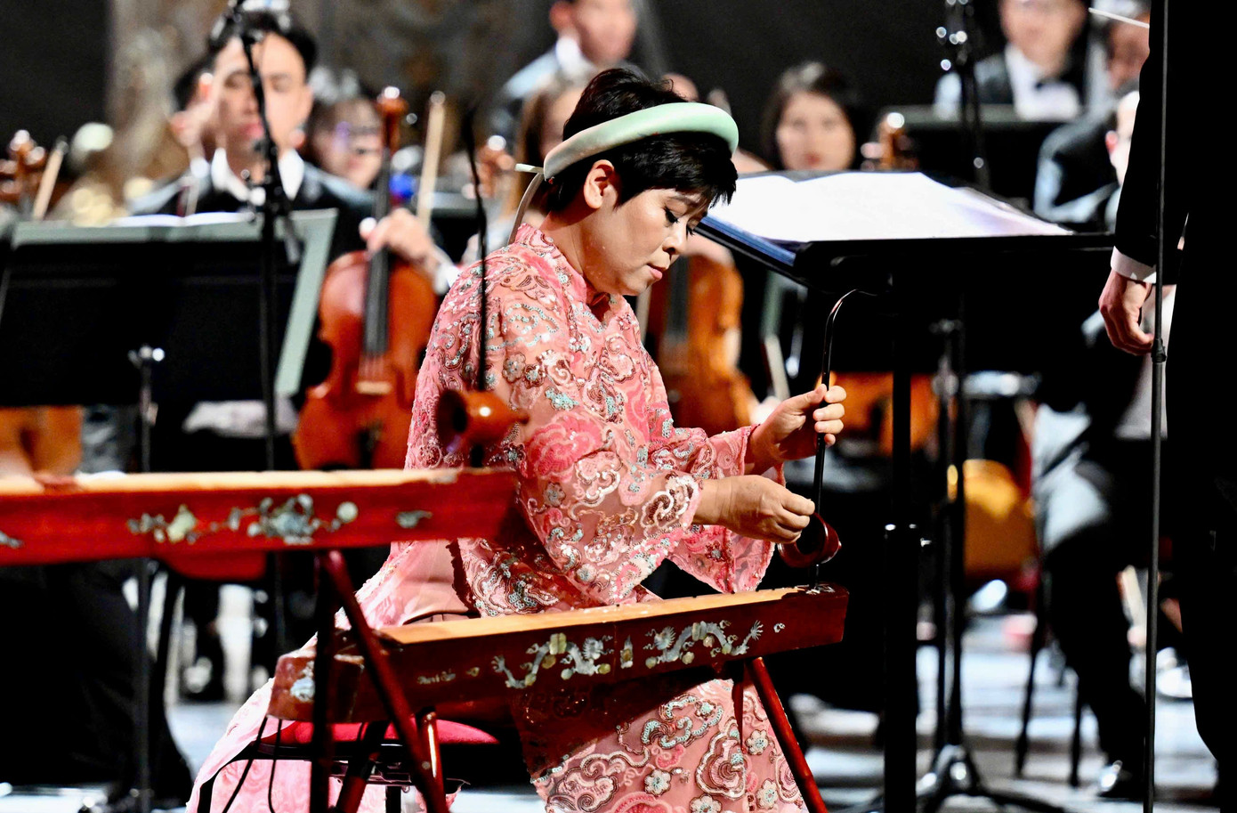 Chương trình hòa nhạc hữu nghị Việt Nam - Kazakhstan do các nghệ sĩ Học viện Âm nhạc quốc gia Việt Nam và các nghệ sĩ Kazakhstan trình diễn.