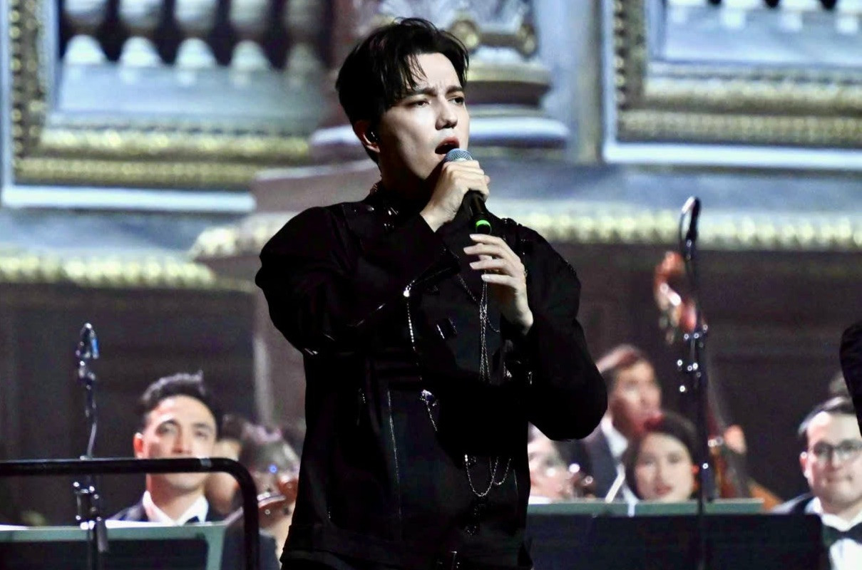 NSND Dimash Kudaibergen trình diễn.
