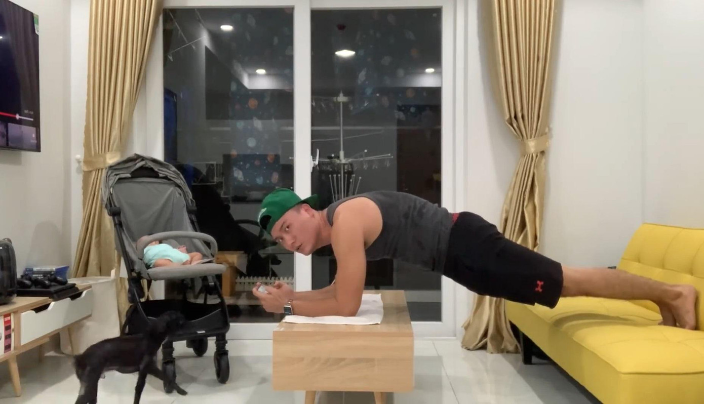 Là “ông bố bỉm sữa” trong làng giải trí, diễn viên Xuân Phúc chọn cách vừa plank trên không vừa hát ru con bằng… bolero